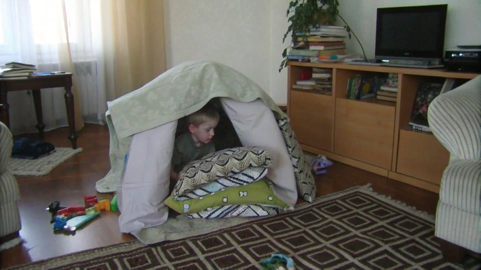 Домик, построенный из стульев и подушек, в котором можно было спрятаться от всего мира