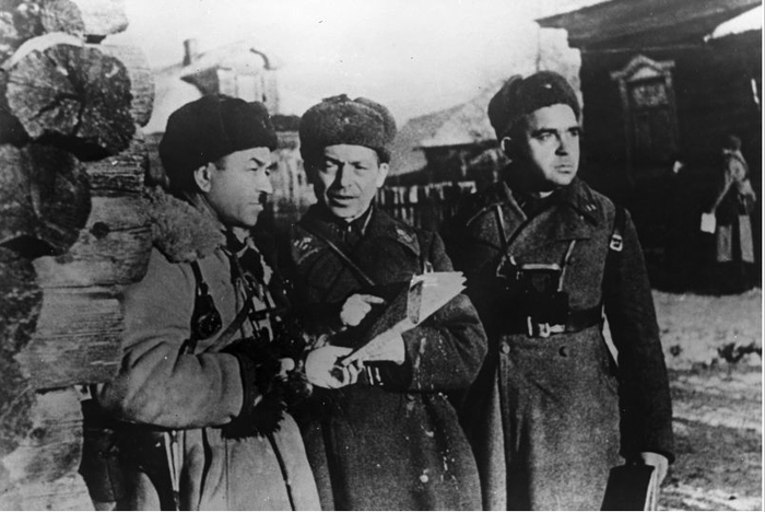 Слева генерал-майор Иван Васильевич Панфилов, посередине начальник штаба Иван Серебряков, комиссар Сергей Егоров. Снимок сделан за несколько минут до его гибели.