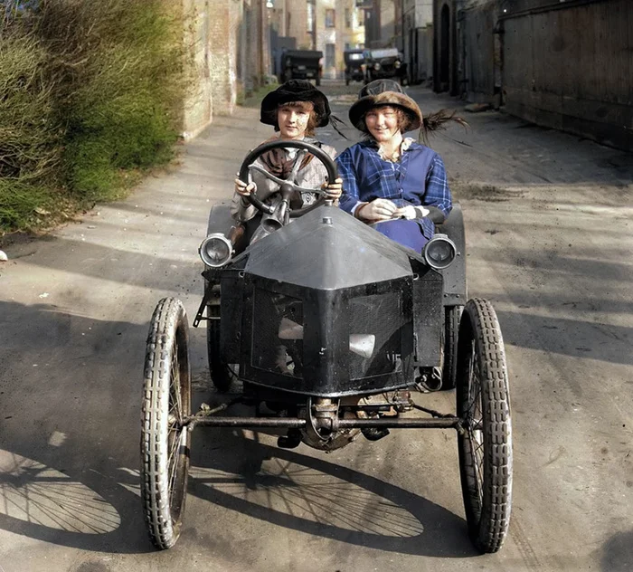 Интересные и местами забавные снимки на автомобильную тематику. 20 раскрашенных фотографий из ХХ века, часть VI История автомобилей, Электромобиль, Ретроавтомобиль, Авто, Автомобилисты, Машина, Фотография, Старое фото, Колоризация, Длиннопост