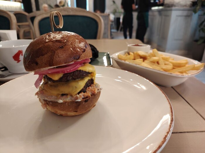 Бургер с говядиной - 35 лари, чуть больше тысячи