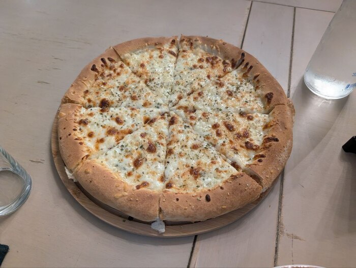 Сырная пицца - 25 лари, чуть меньше 750р, 730, наверное.