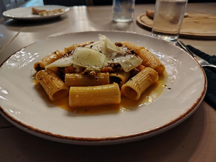 Паста ригатони болоньезе - 28 лари, чуть больше 800р