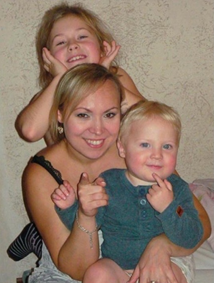 Лиза с мамой и братом