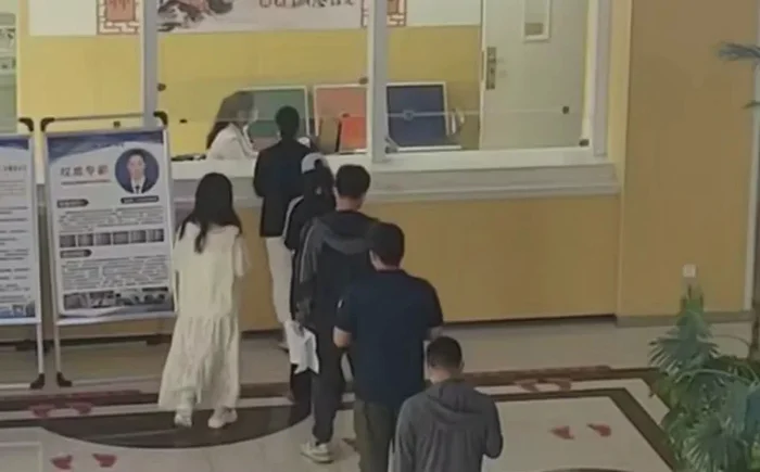 Минутка доброты! Видео с небольшого китайского города Китай, Доброта, Уважение, Девушки, Видео, Вертикальное видео, Короткие видео, Беременность, Женщины, Очередь