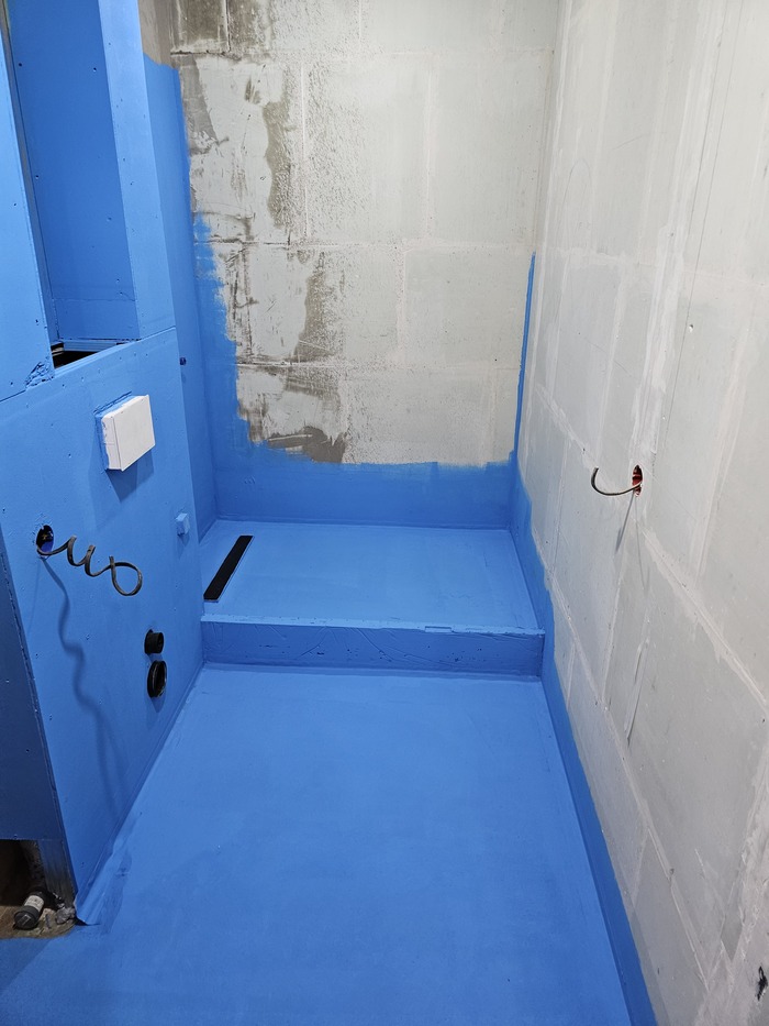 На стенах пыль, хотя уже наносится гидроизоляция