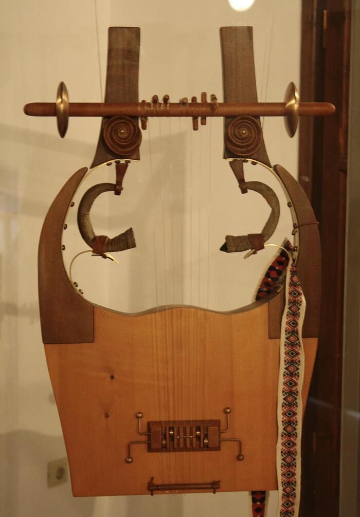 Реконструкция древнегреческой кифары. Кифара была похожа на лиру, но больше и сложнее. Она ассоциировалась с Аполлоном, покровителем музыкантов. Музей древнегреческих музыкальных инструментов, Катаколон, Греция.