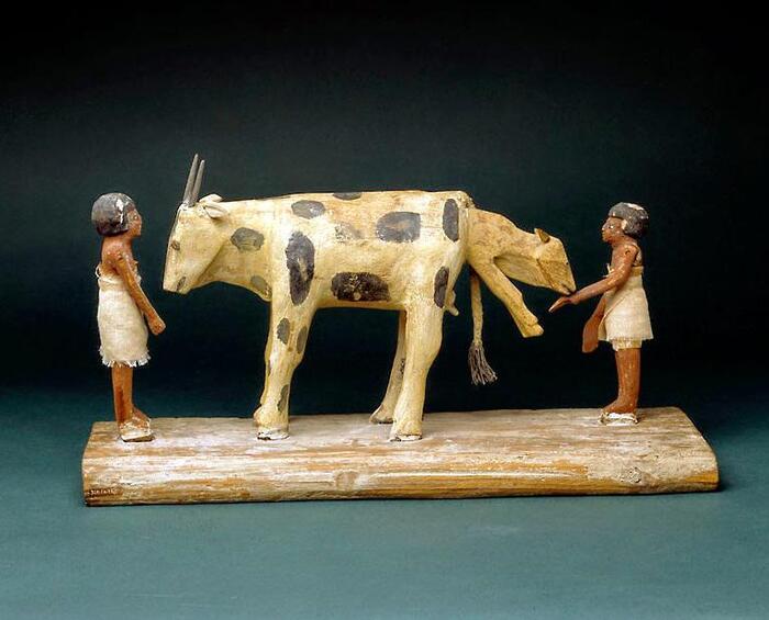 Рожающая корова. Египет, Среднее царство, 2030-1640 гг. до н.э. Метрополитен-музей.
