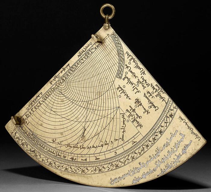Астролябический квадрант, сделанный для муэдзина мечети Омейядов. Дамаск, Сирия, 1334 г. н.э.