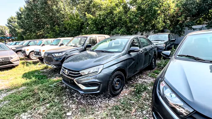Заехал в салон Лада - на задней парковке полно новых автомобилей. Знакомый менеджер рассказал почему люди не покупают автомобили Лада, Авто, Автомобилисты, Транспорт, АвтоВАЗ, Негатив, Цены, Яндекс Дзен (ссылка), Длиннопост, Волна постов