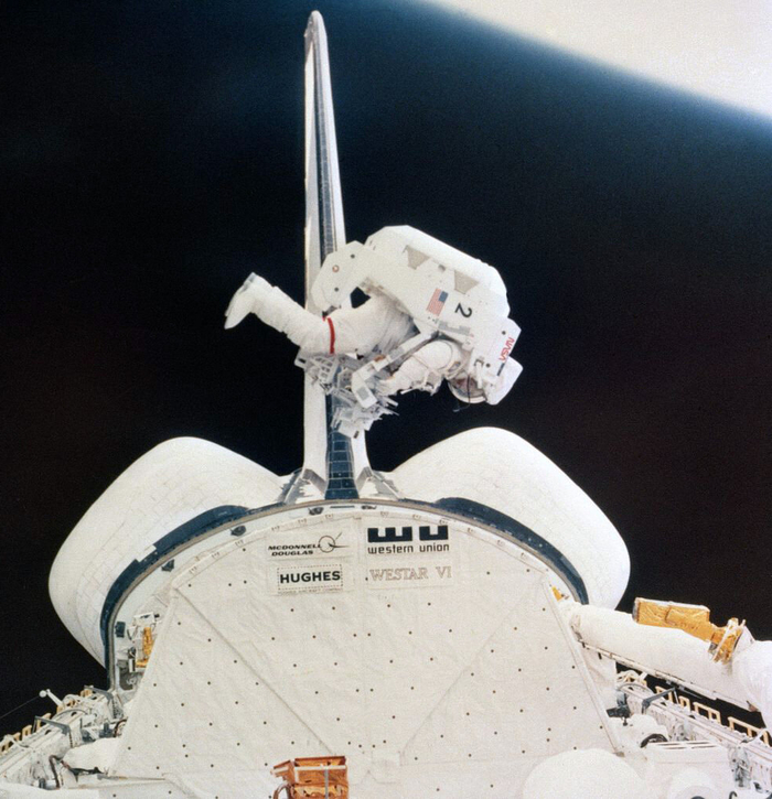 Брюс Маккэндлесс испытывает УПМК.