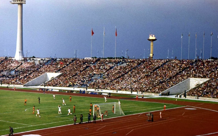 Футбольный матч на стадионе имени С.М. Кирова: Будущий олимпийский чемпион по футболу Олимпиады-80 команда ЧССР забивает первый гол в ворота сборной Колумбии. Матч закончился со счетом 3:0. 1980 г.