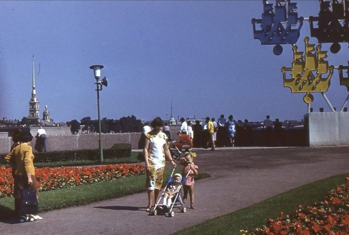 На стрелке Васильевского острова. 1980 г.