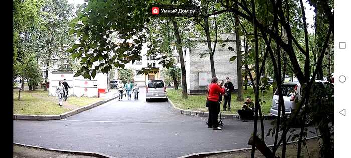 Бумажки ему все таки было маловато, пришлось вытереть руки об своего друга. Хотя какие же они после этого друзья.