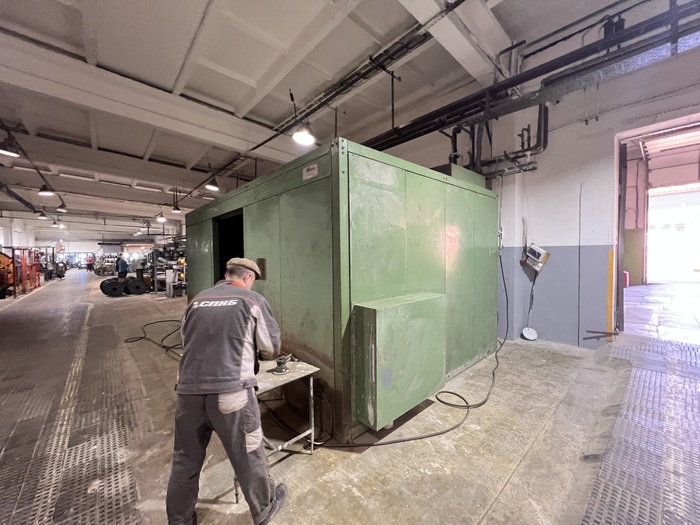 Изначально кожух безопасности был зеленый. Но наш корпорат цвет серый, поэтому перекрасили