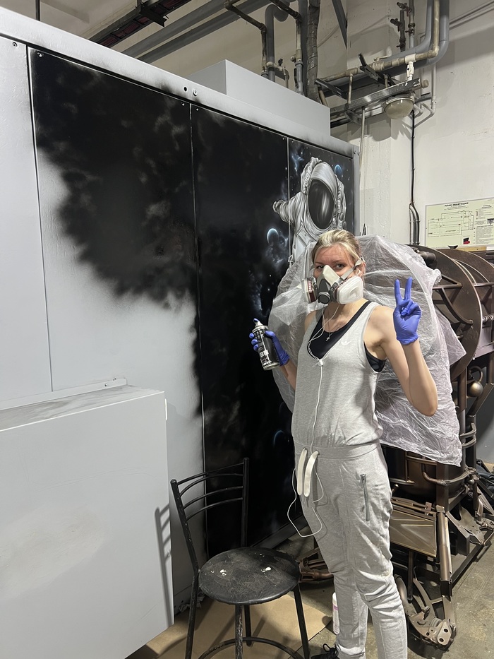 Таня за покраской кожуха станка, как раз была майская жара. Вот насладились в полный рост.