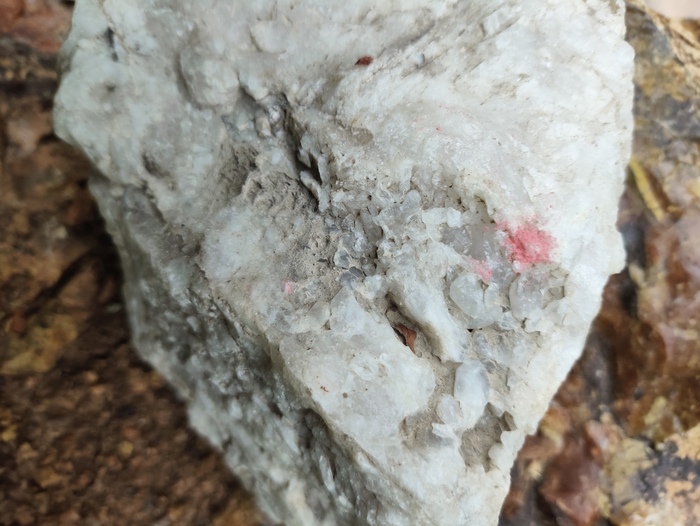 Здесь на кальцита проявился какой то минерал розового цвета.