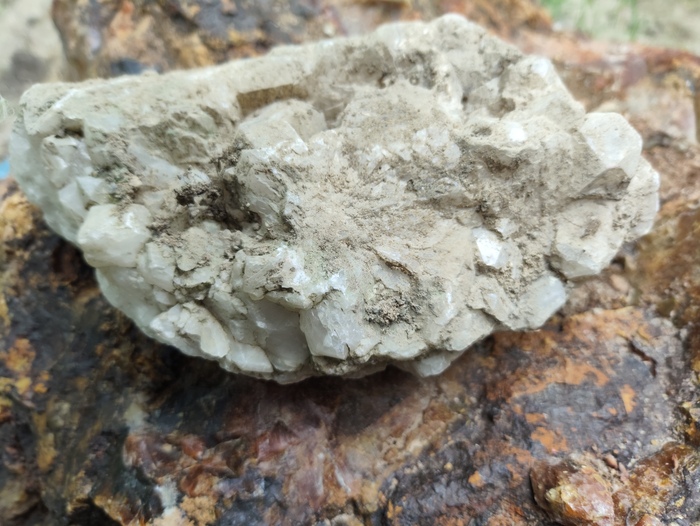 Кальцит с кристаллами, ещё не отмытый.