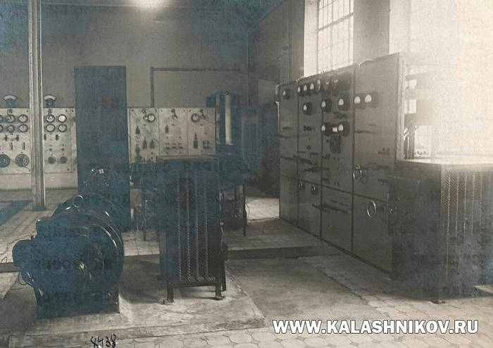 Распределительный щит установки орудия МЭО-60 (на фото справа). ВИМАИВиВС