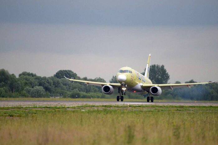 SSJ-100 с отечественными двигателями впервые перелетел почти через всю Россию