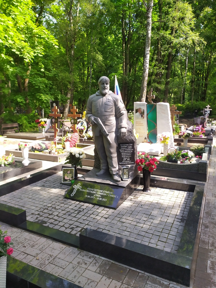 На могиле всегда чисто, практически каждый день её убирают.