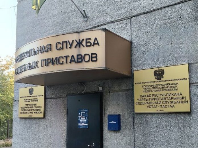 В Черногорске сотрудница ПВЗ засудила клиентку за оскорбление