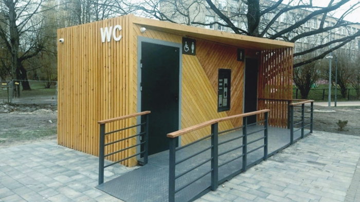 С пандусом. и с терминалом оплаты