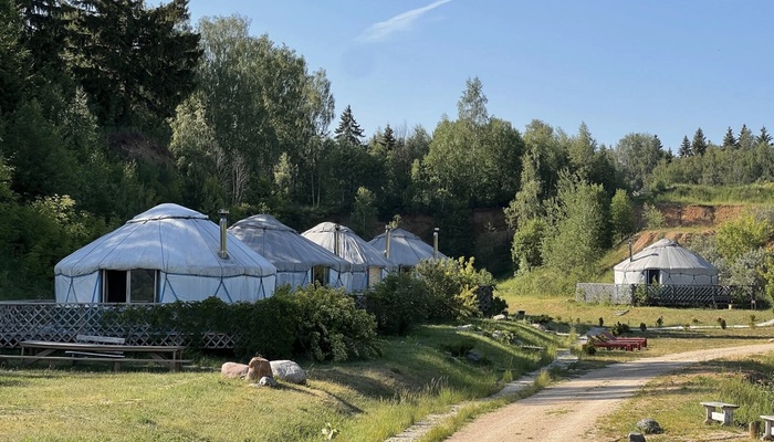 Здесь были сами пару лет назад, ранней весной. Скажу одно - не стоит в печку внутри юрты - пихать больше 3 поленьев за раз =) Будет оч жарко.