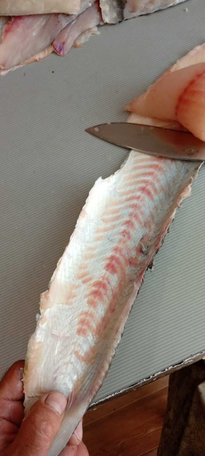 Нож держим на месте, а саму кожу тянем на себя двигая рукой влево-вправо.