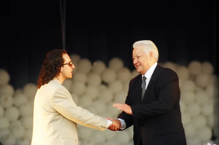 Интересные фотографии 90 -х (часть 116) 90-е, Детство 90-х, Фотография, Ностальгия, Эпоха, Знаменитости, Борис Ельцин, Дмитрий Нагиев, Майкл Джексон, Егор Летов, Певица Валерия, Монстры рока, Довгань, Вырезки из газет и журналов, Александр Невский (актер), Длиннопост