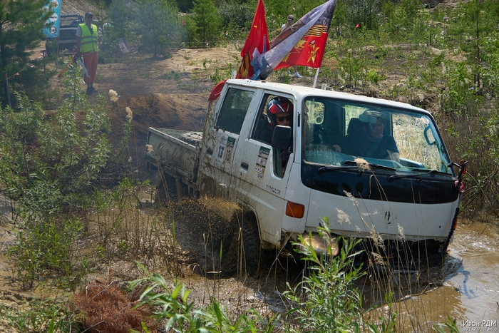 Самый небанальный участник оффроада =)) А не банальный потому что на грузовике!