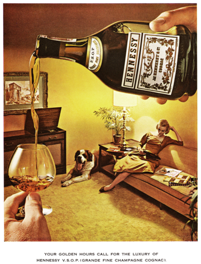 Богатая семья с большой собакой, дорогим патефоном и лакшери коньяком