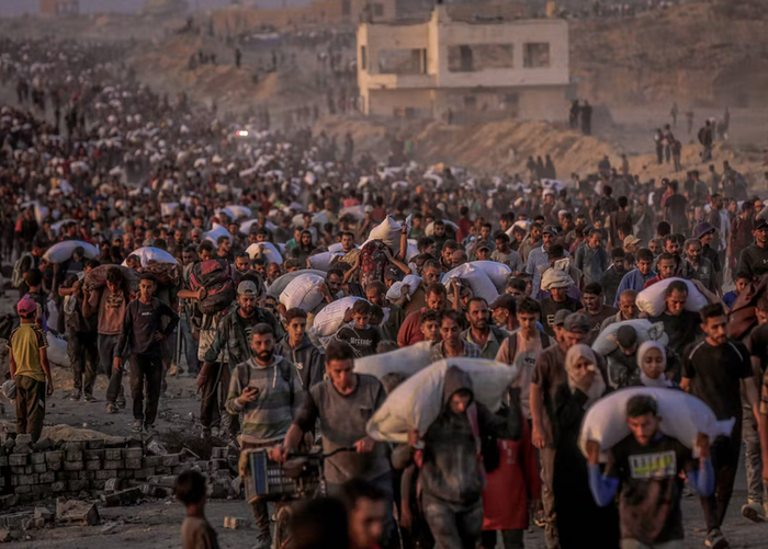 Тысячи голодающих палестинцев в Газе стекаются к центру распределения помощи Фонда гуманитарной помощи.
