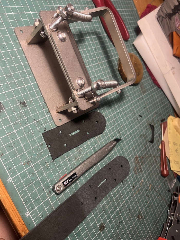 Скругляем торцы кромкорезом, дабы все смотрелось симпатичнее и края ремня выглядели привлекательно)