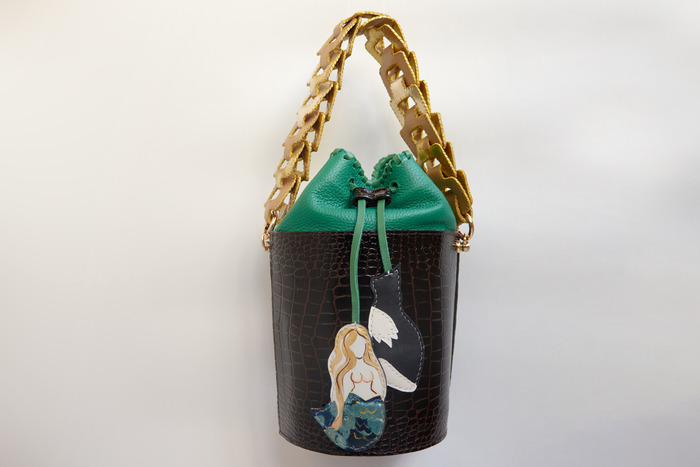 Первоисточник - "дуб зеленый, златая цепь на дубе том, и днем и ночью кот ученый..." ну и русалку туда же