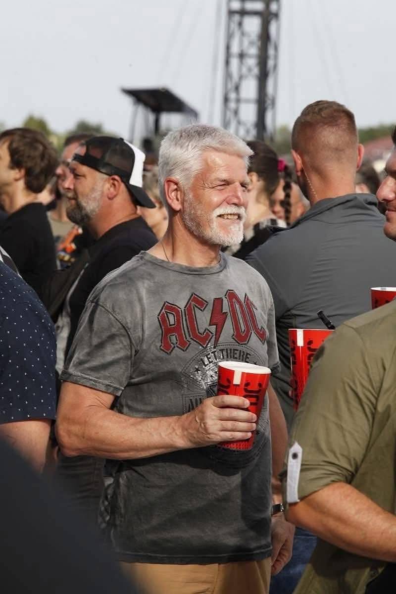 Президент Чехии на концерте AC/DC - Президент, Чехия, Концерт, AC DC, Политика