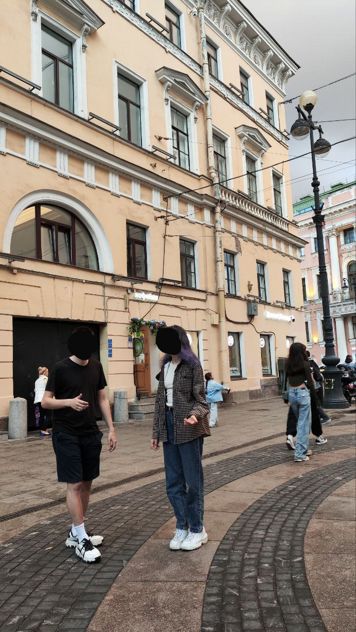 Пытались сфотаться поставив телефон на клумбу.