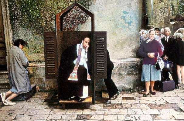 Мобильная уличная исповедальня в городе Ченстохова, Польша, 1964 год.