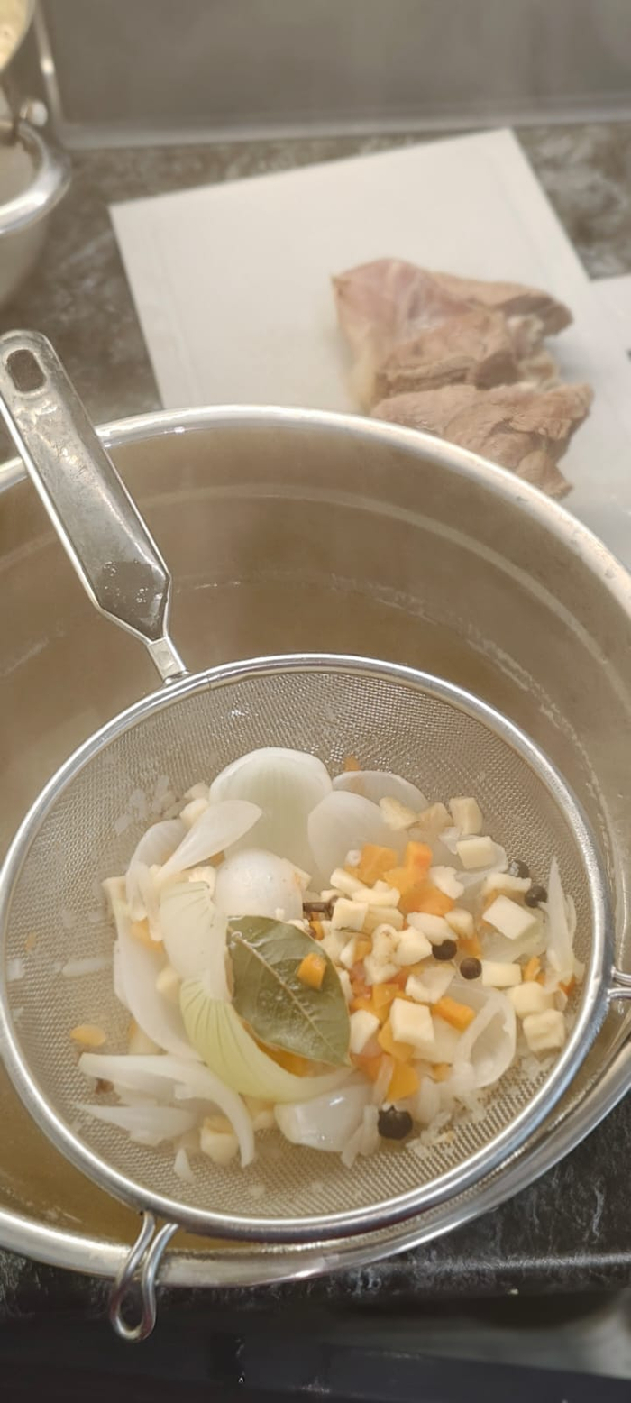 Бульон отфильтровываю, мясо вылавливаю