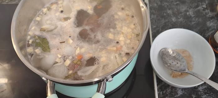 С бульона снимаю шумовкой пенку