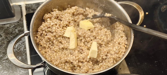 Гречка готова. Добавляю масло