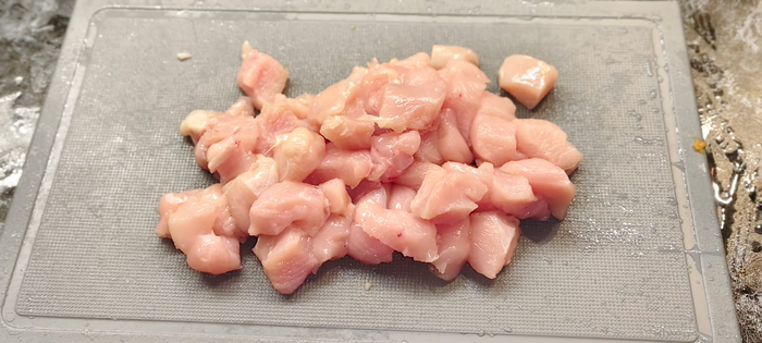 Нарезаю грудку на кубики