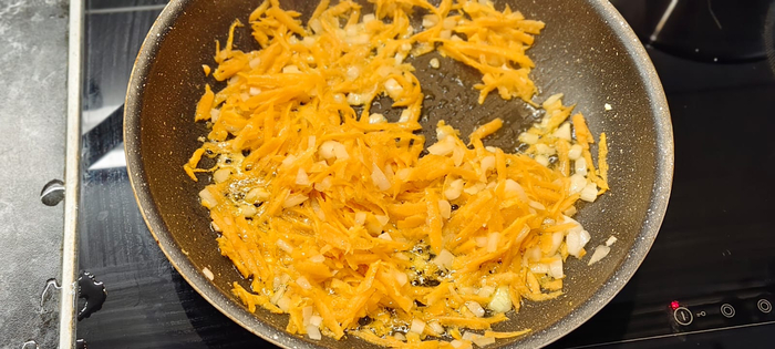 Лук нарезаю, морковь натираю. Ставлю обжариваться на подсолнечном масле