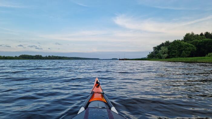 Берег есть, но он надежно укрыт стеной из непроходимой травы. Высадка отменяется.