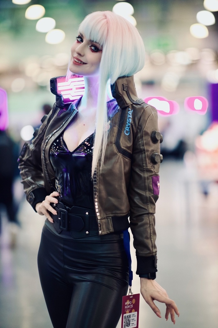 Куртка для косплея Ви из Cyberpunk2077 уже много лет ждет своего часа - когда я наконец доделаю обувь для этого образа, поэтому пока что она выгуливалась для кросс-овера с EdgeRunners на Игрокон и кроссовера с Nier на ФандомФест