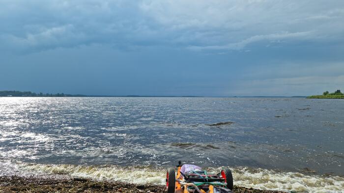 Небо обещает дождь. Волны штурмуют берег.