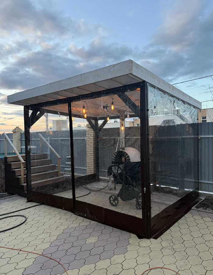 Для большего комфорта сделали мягкие окна. Задняя стена без. Теперь со шторами и открывающимися мягкими окнами. Всегда можно закрыть с подветренной стороны.