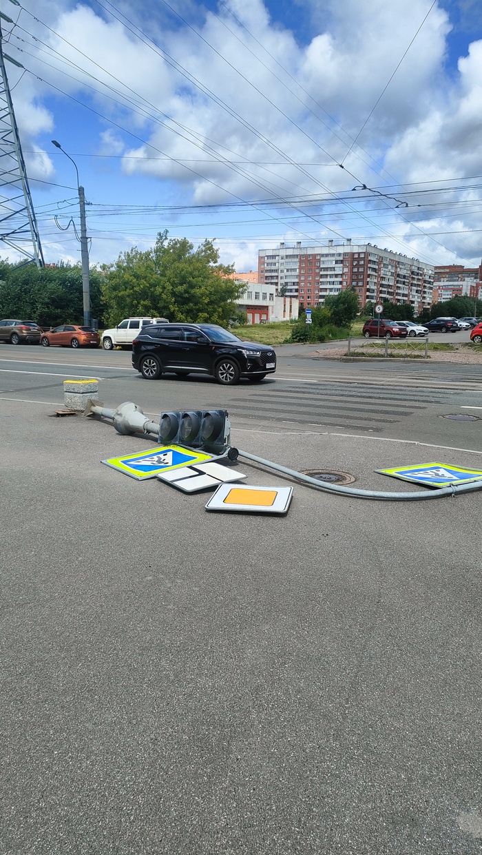 Навалил кучу светофоров и знаков.Порвал провода. Дороги завалены упавшими ветками, листьями, зелёными плодами боярышника.