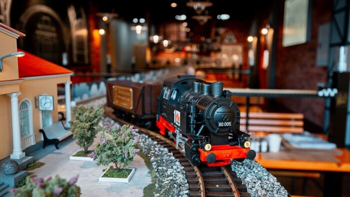 Вот такой паровоз привезёт заказ в "Лининградском экспрессе"