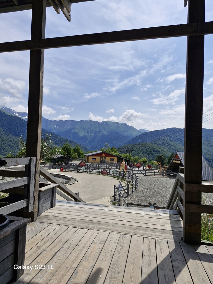 То, что вы видите на фото, это и есть парк. Дальше домиков ничего нет.