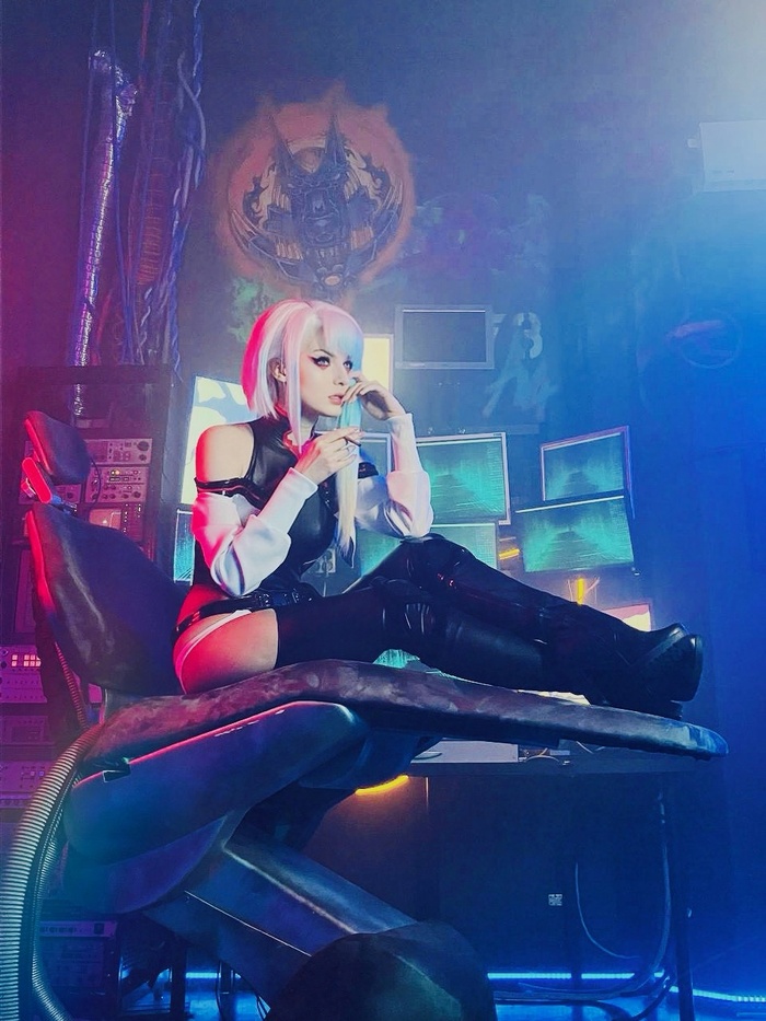 Вообще героиня не любила современное нетраннерское оборудование и креслам для погружения предпочитала старый проверенный метод - завалиться в ванну льда. Но до такой съемки мы пока не добрались, а вот кресло под рукой было XD